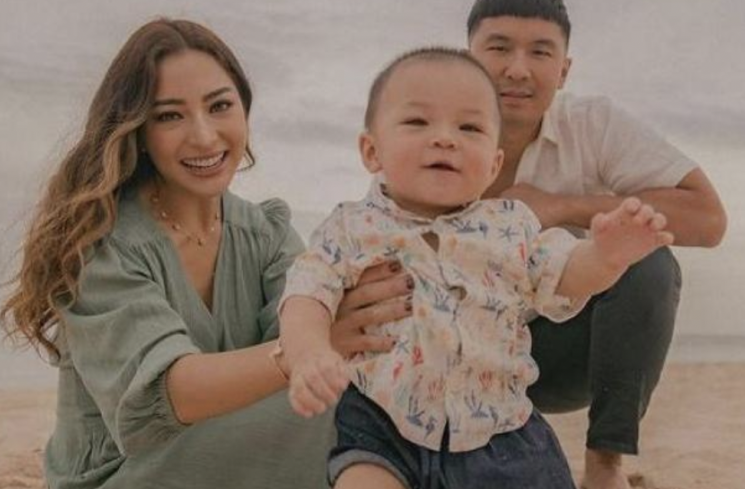 Nikita Willy bersama sang anak dan suaminya