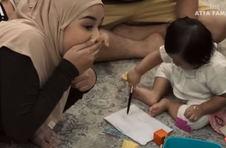 Ameena asyik corat-coret yang bikin Aurel takjub. (Foto: YouTube/AH)