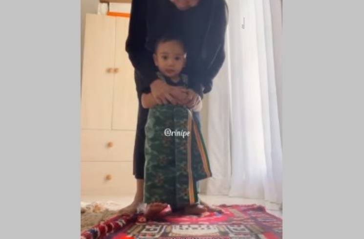 Rayyanza Malik Ahmad sedang belajar salat dibimbing pengasuhnya, Sus Rini. (Foto: Instagram/@Rini Perdiyanti)