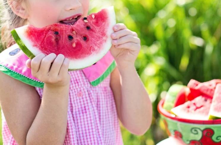 Ilustrasi anak makan semangka tinggi serat yang baik untuk pencernaan. (Foto: Pexels/Jill Wellington)