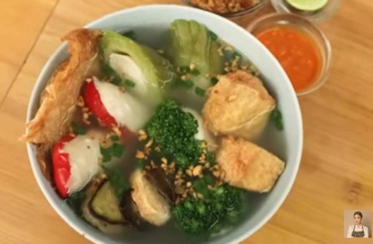 Sup Bakso Ayam Sayuran. (YouTube/Devina Hermawan)