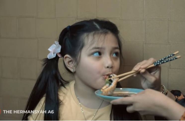 Arsy Hermansyah lahap makan sushi disuapi sang bunda, Ashanty. (YouTube: The Hermansyah A6)