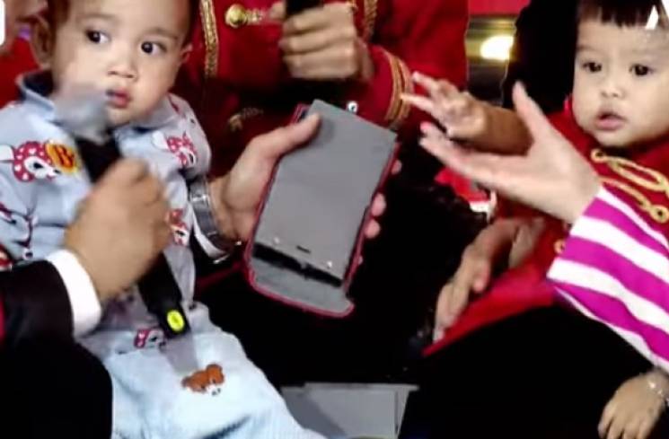 Rayyanza Malik Ahmad memberi kado anting berlian berbentuk bintang untuk Ameena di ulang tahun yang pertama. (YouTube/AH)