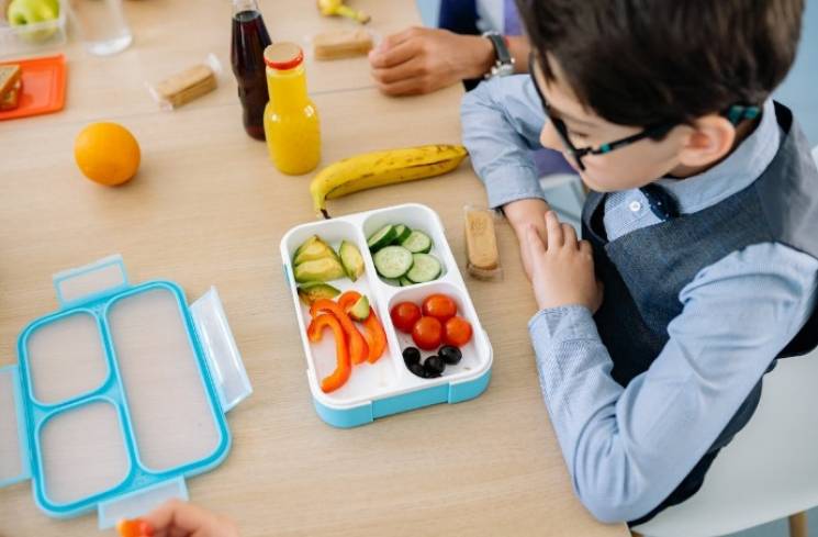 Sayur mengandung berbagai nutrisi yang dibutuhkan untuk pertumbuhan dan perkembangan anak yang optimal. (Foto: Pexels/Yan Krukau)