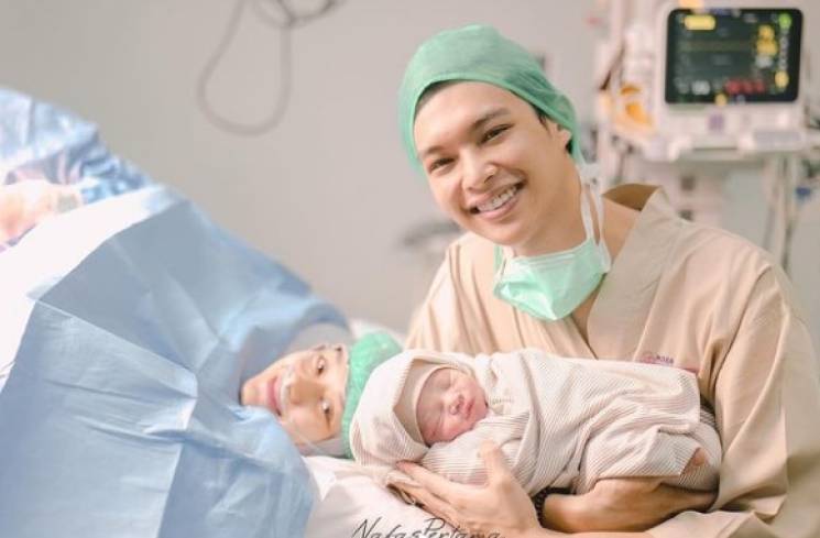 Rey Mbayang bersama Dinda Hauw dan anak kedua mereka yang baru dilahirkan [Instagram/rey_mbayang]