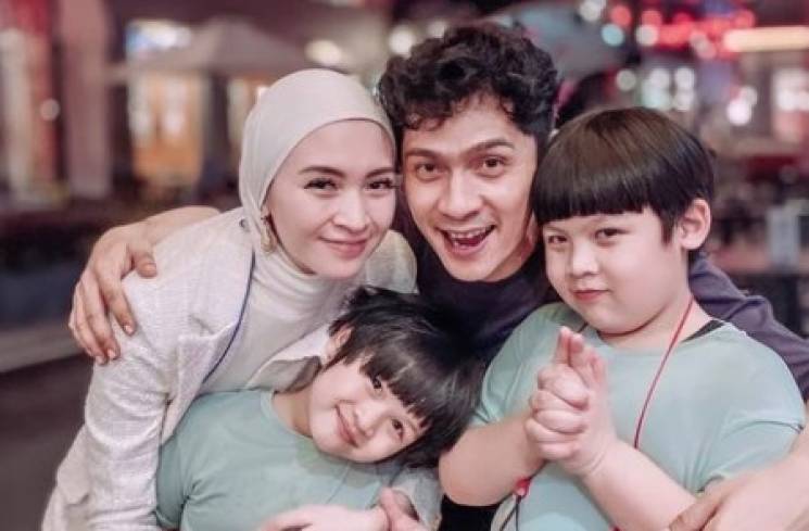 Donita bersama suami dan anak-anaknya [Instagram]