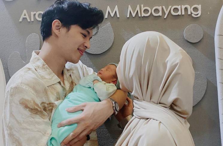 Pasangan selebritas Rey Mbayang dan Dinda Hauw setelah dikaruniai anak kedua. (Akun IG reymbayang)