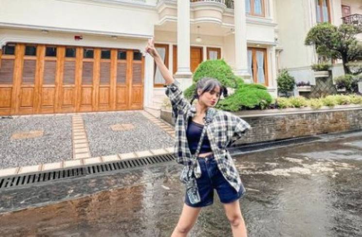 Fuji memamerkan rumah yang baru dia beli di kawasan elit Cilandak, Jakarta [Instagram/fuji_an]