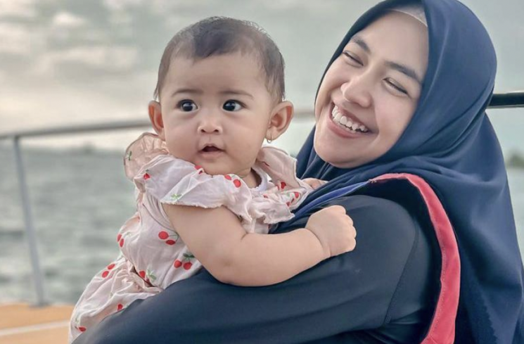 Potret Ria Ricis bersama Baby Moana