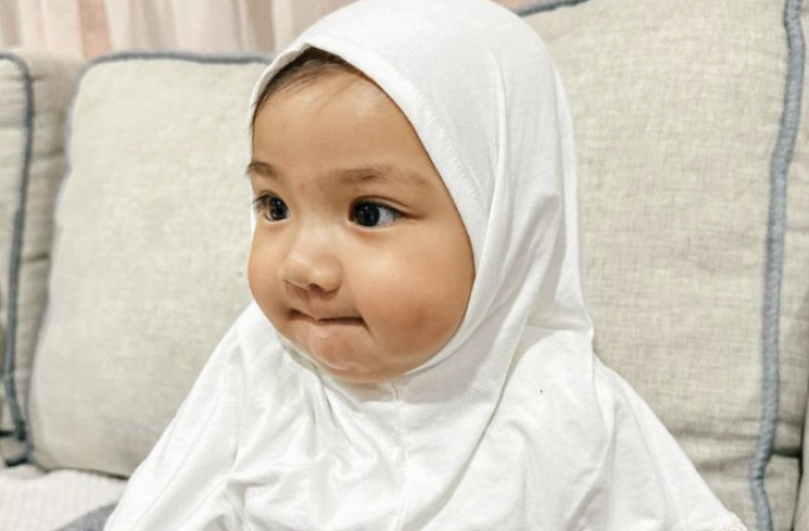 Potret Baby Amala yang mengenakan hijab