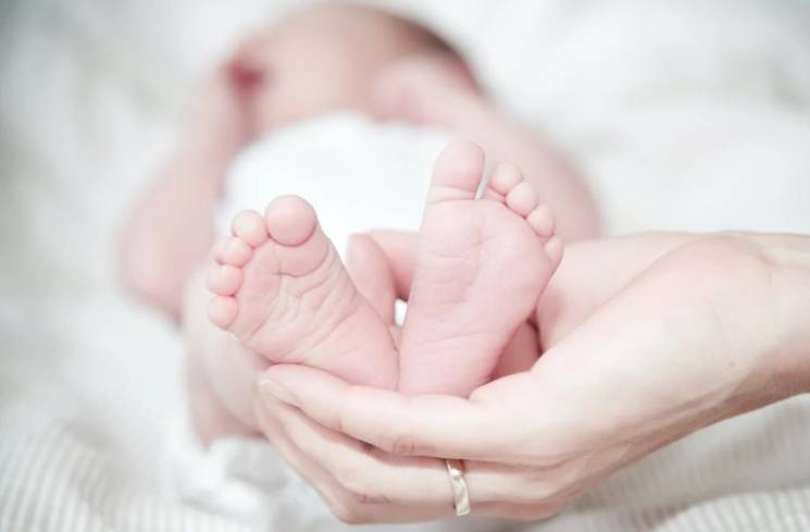 Ilustrasi bayi perempuan baru lahir. (Foto: Pexels/Rene Asmussen)
