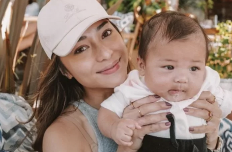 Potret NIkita Willy bersama Baby Izz