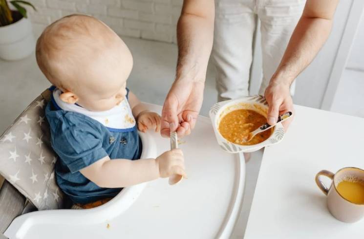 Ilustrasi bayi makan makanan pendamping ASI alias MPAI.(Foto: Pexels/Karolina Grabowska)