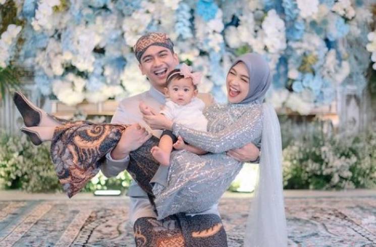 Teuku Ryan bersama sang istri Ria Ricis dan Baby Moana. (Akun IG riaricis1795)