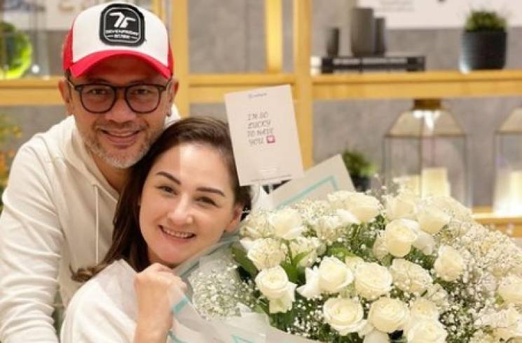 Mona Ratuliu bersama suaminya, Indra Brasco [Instagram]