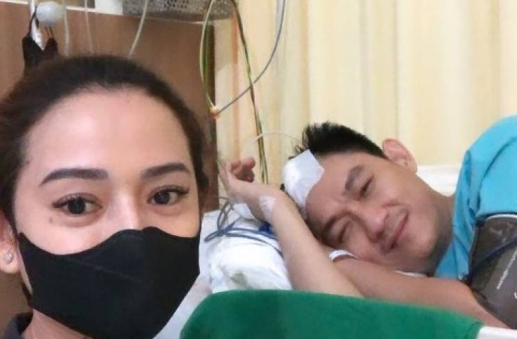Ifan Seventeen terbaring di rumah sakit ditemani sang istri Citra Monica. (akun IG ifan seventeen)