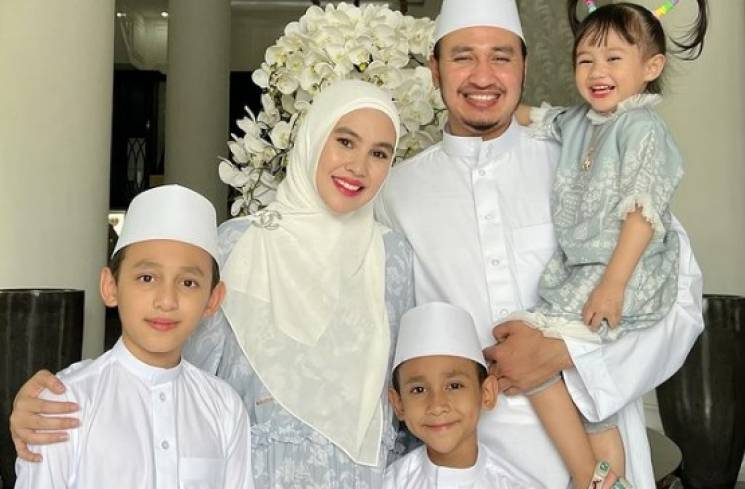Kartika Putri bersama suami dan anak-anaknya [Instagram]