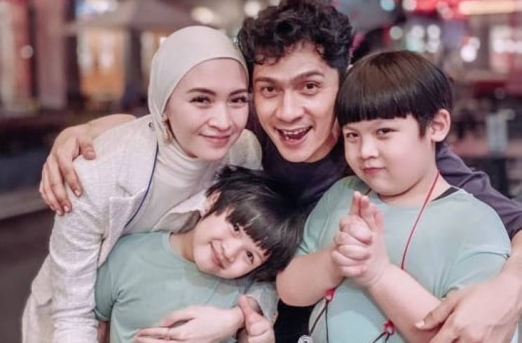 Pasangan selebriti Donita - Adi Nugroho. (Foto: Instagraam/@donitabhubiy)