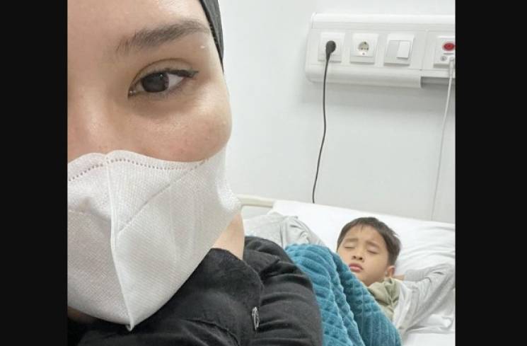 Zaskia Adya Mecca menemani anak ketiganya, Kaba, dirawat di rumah sakit, karena terinfeksi virus penyebab gondongan. (Foto: Instagram/@zaskiaadyamecca)