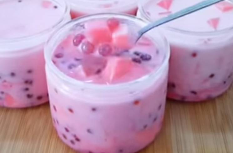 Resep Milk Jelly Stroberi. (Foto: YouTube/Tri Pujis)