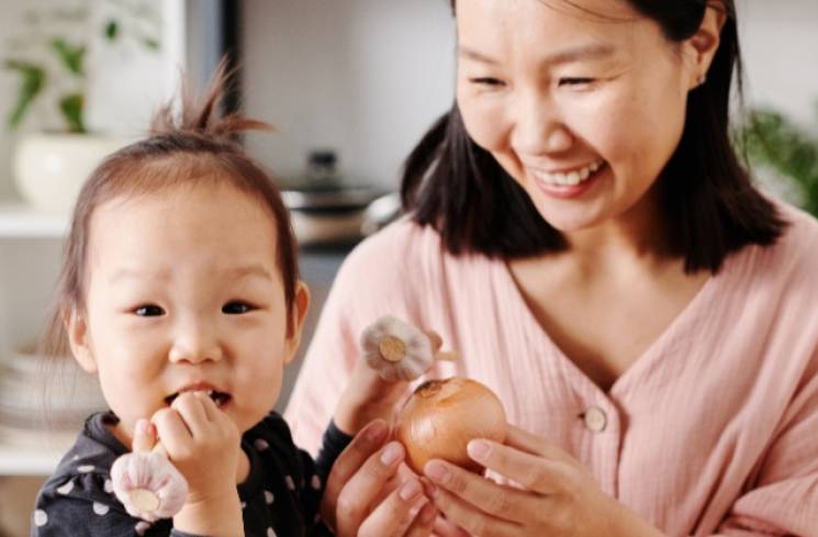 Ilustrasi ibu memberi telur kepada anaknya. (Foto: Pexels/Shot Pot)