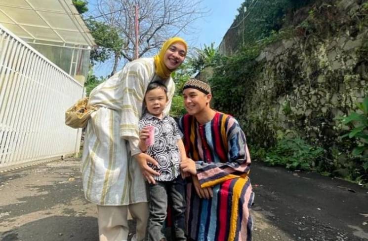 Pasangan selebriti Tika Bravani - Dimas Aditya bersama buah hatinya, Kalam Mahandika Jusuf.(Foto: instagram/@tikabravani)