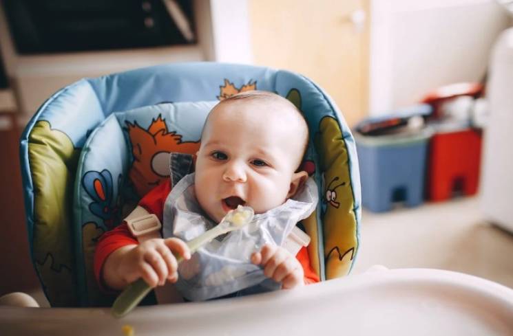 Ilustrasi bayi makan makanan pendamping ASI (MPASI). (Foto: Pexels/Helena Lopes)