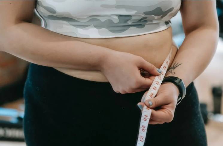 Ilustrasi berat badan mengalami kenaikana akibat makan berlebihan saat Lebaran. (Foto: Pexels/Andres Ayrton)