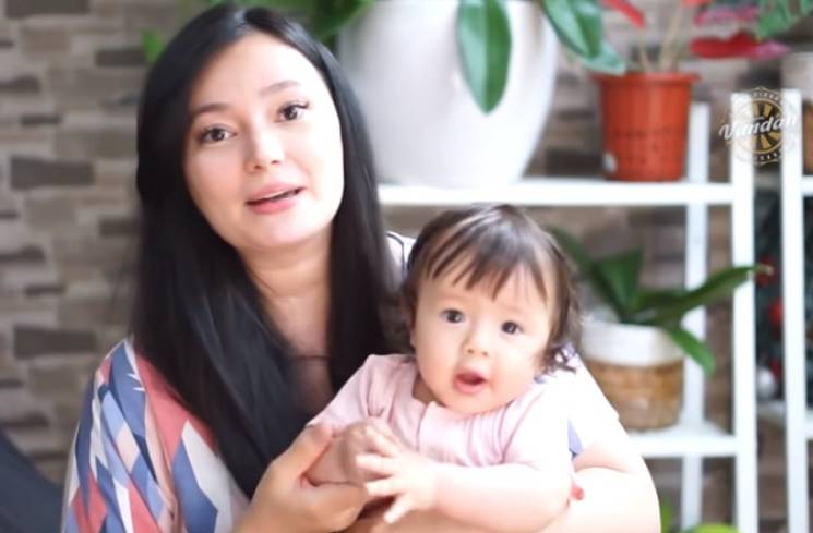 Asmirandah dan buah hatinya, Chloe Emanuelle Van Watimena. (Foto: YouTube/Jalan Jajan Vandah)