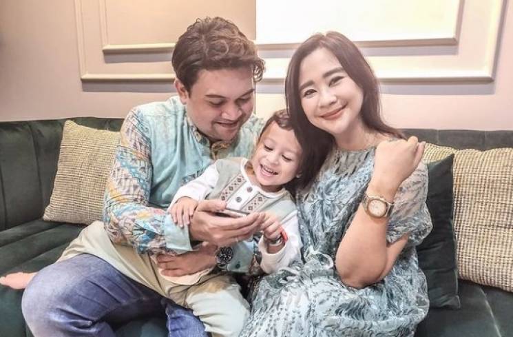 Chikita Meidy bersama suami dan anaknya [Instagram]