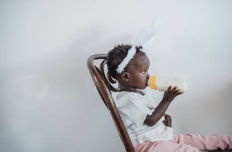 Ilustrasi anak minum menggunakan botol susu. (Foto: Pexels/Sasha Kim)