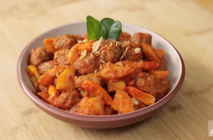 Balado Bola Daging. (Foto: YouTube/Devina Hermawan)