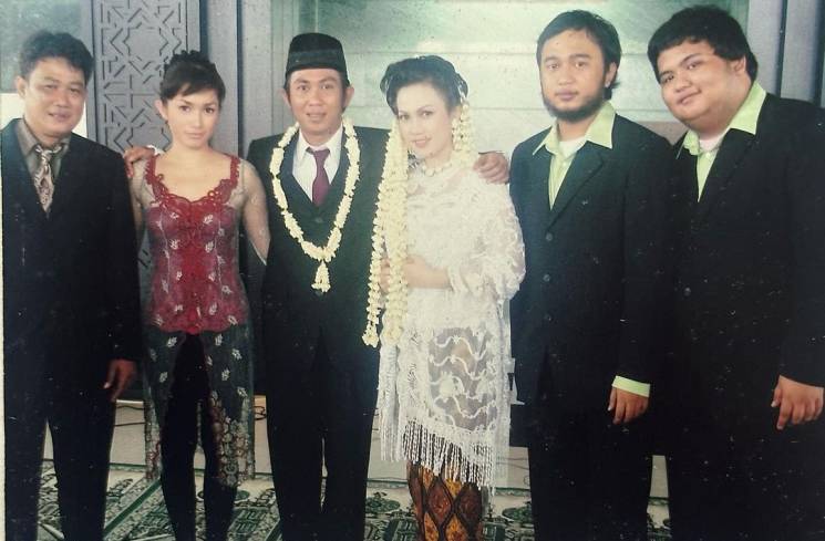 Ussy Sulistiawaty berfoto bersama almarhum adiknya Gilang Pramana (paling kanan) semasa hidup. [Instagram]