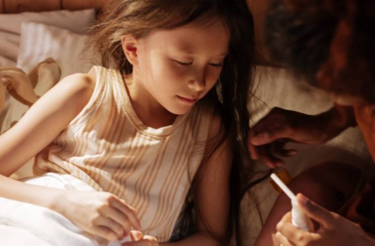 Ilustrasi anak perempuan atau remaja putri juga bisa mengidap autoimun seperti lupus. (Foto: Pexels/Ron Lach)