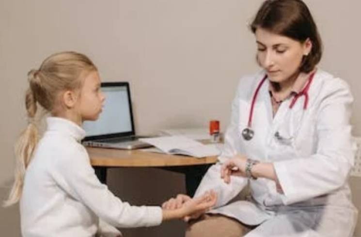 Ilustrasi dokter sedang memeriksa kesehatan anak. (Foto: Pexels/Pavel Danilyuk)