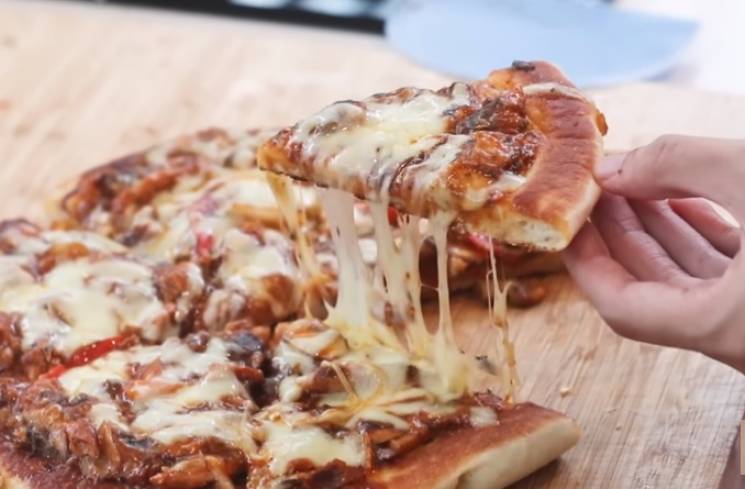 Pizza teflon sarden ala Devina Hermawan. (Foto: YouTube/Devina Hermawan)