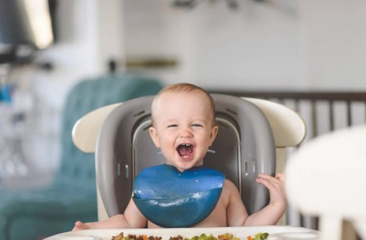 Ilustrasi bayi sedang makan makanan pendamping ASI (MPASI). (Foto: Pexels/Stephen Andrews)