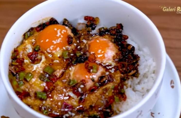 Rice Bowl Telur Mata Sapi. (Foto: YouTube/Galeri Rasa Channel)