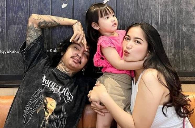 Young Lex bersama istri dan anaknya[Instagram/eriskanakesya]