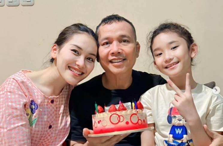 Ayu Ting Ting bersama ayahnya, Abdul Rozak dan putrinya, Bilqis [Instagram]