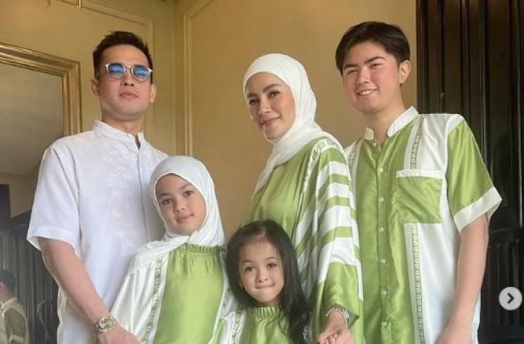 Olla Ramlan bersama anak-anak dan mantan suaminya, Aufar Hutapea [Instagram]