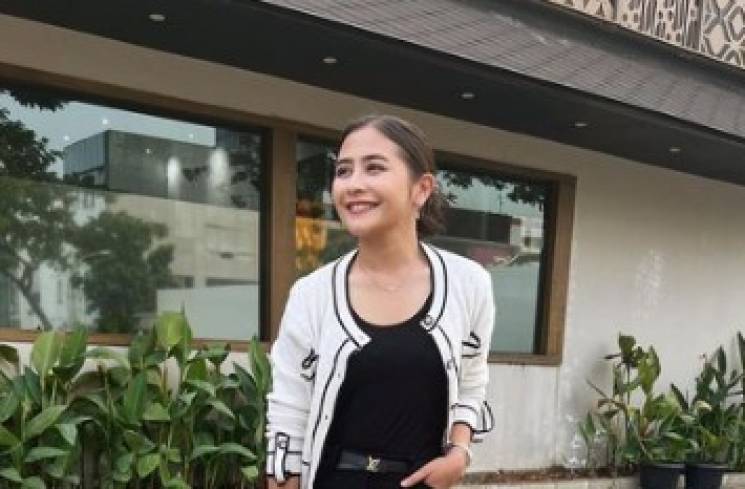 Prilly Latuconsina [Instagram]