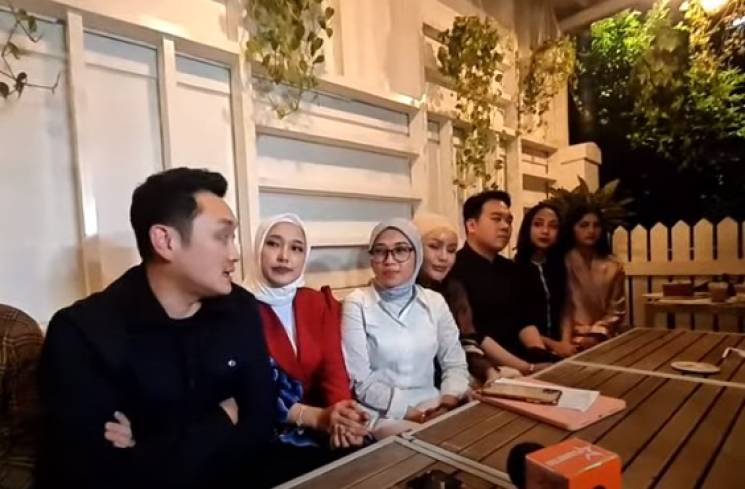 Jumpa pers terkait pelecehan seksual finalis Miss Universe Indonesia 2023 [Youtube/KH Infotaiment]