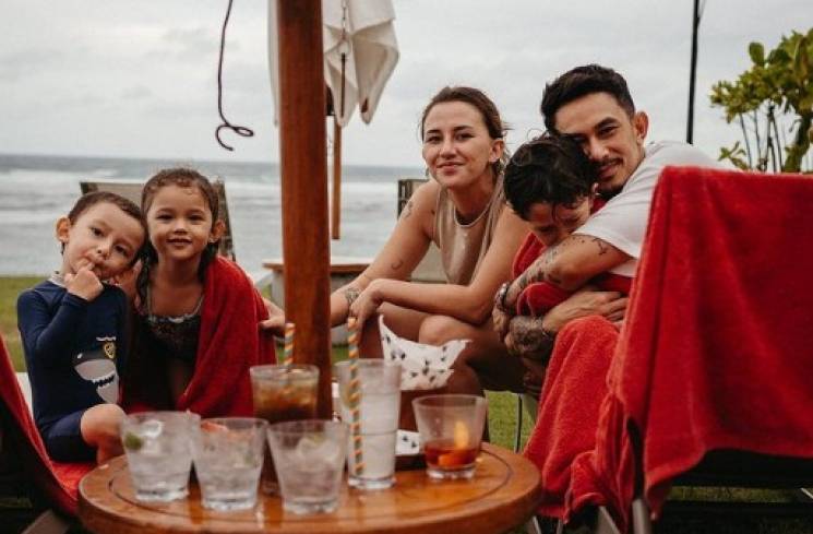 Dahlia Poland bersama suaminya, Fandy Christian beserta anak-anak [Instagram]