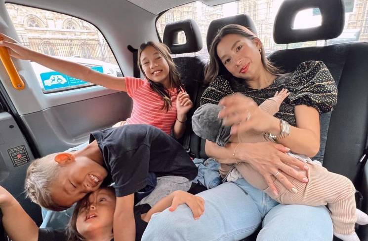 Jenifer Bachdim dan keempat anaknya. [Instagram]