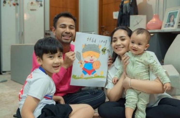 Raffi Ahmad bersama istrinya, Nagita Slavina, dan anak mereka, Rayyanza 'Cipung' [Instagram]
