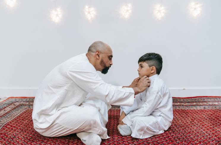 Ilustrasi anak laki-laki dan ayah penganut agama Islam [Pexels.com/Timur Weber]