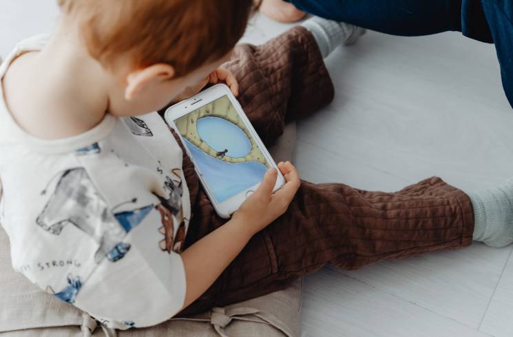 Ilustrasi anak main gadget [Pexels.com]