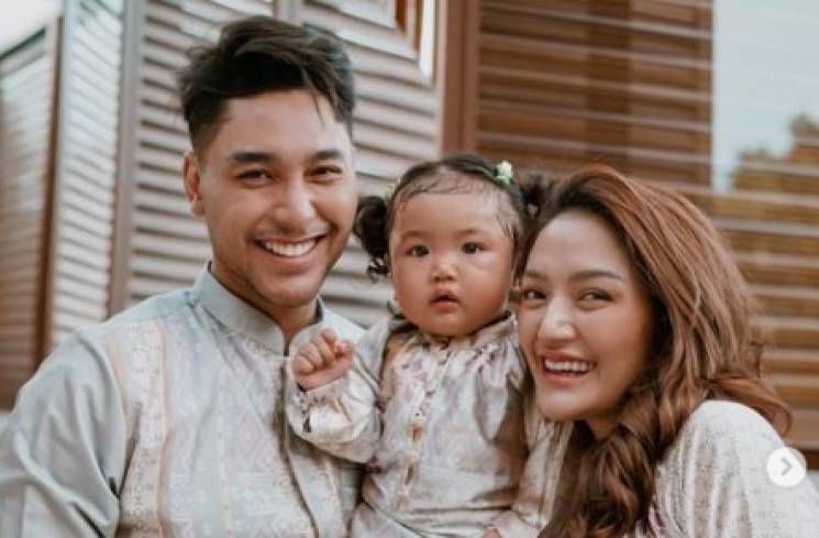 Krisjiana Baharuddin bersama Siti Badriah dan anak mereka [Instagram]