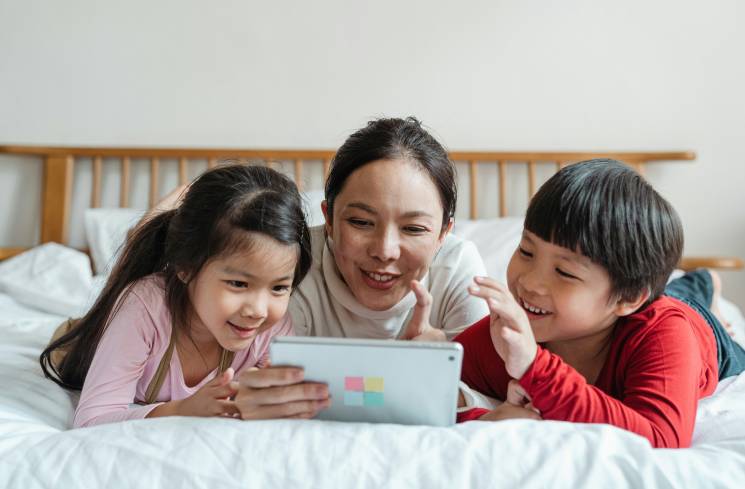 Ilustrasi anak ditemani ibu menonton video di gadget [Pexels.com/Ketut Subiyanto]